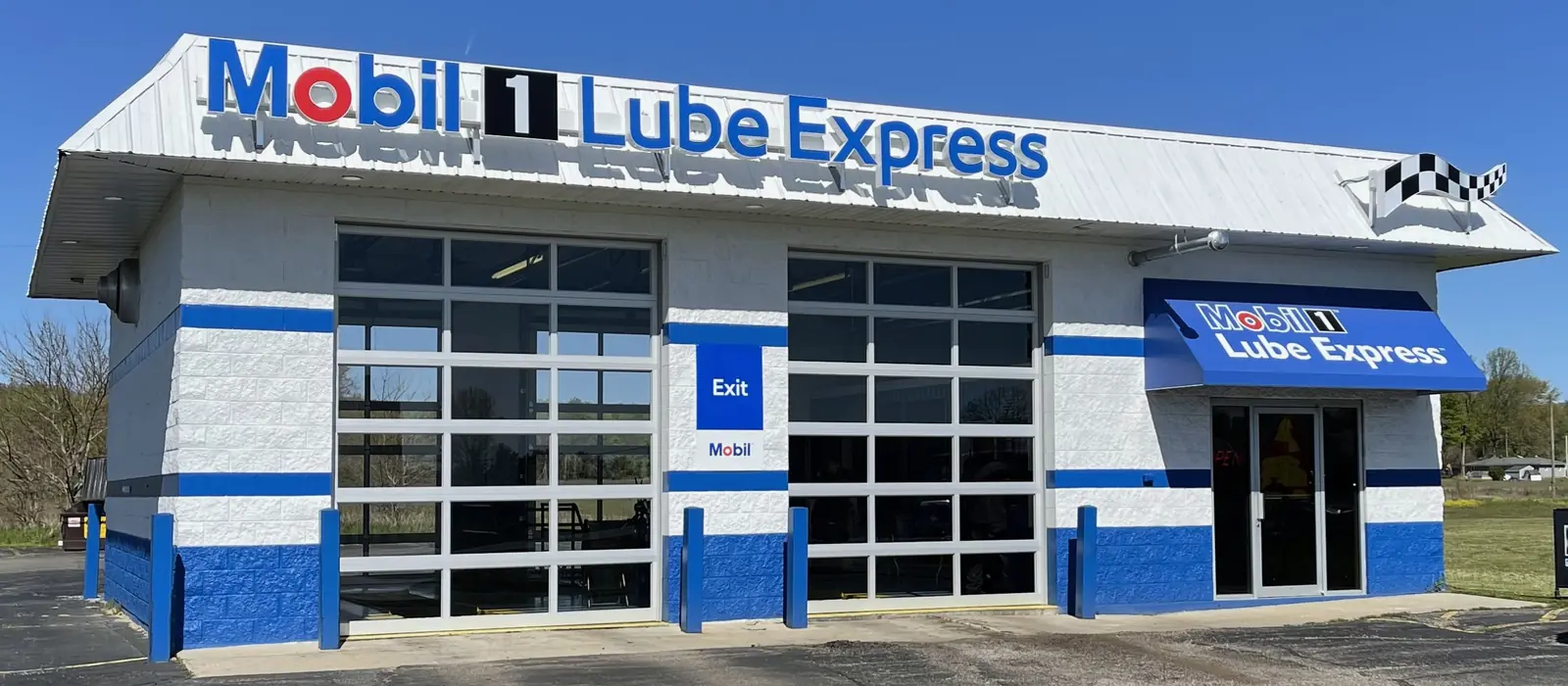 Wide angled view of the complete Mobil 1 Lube Express Of Three Rivers shop